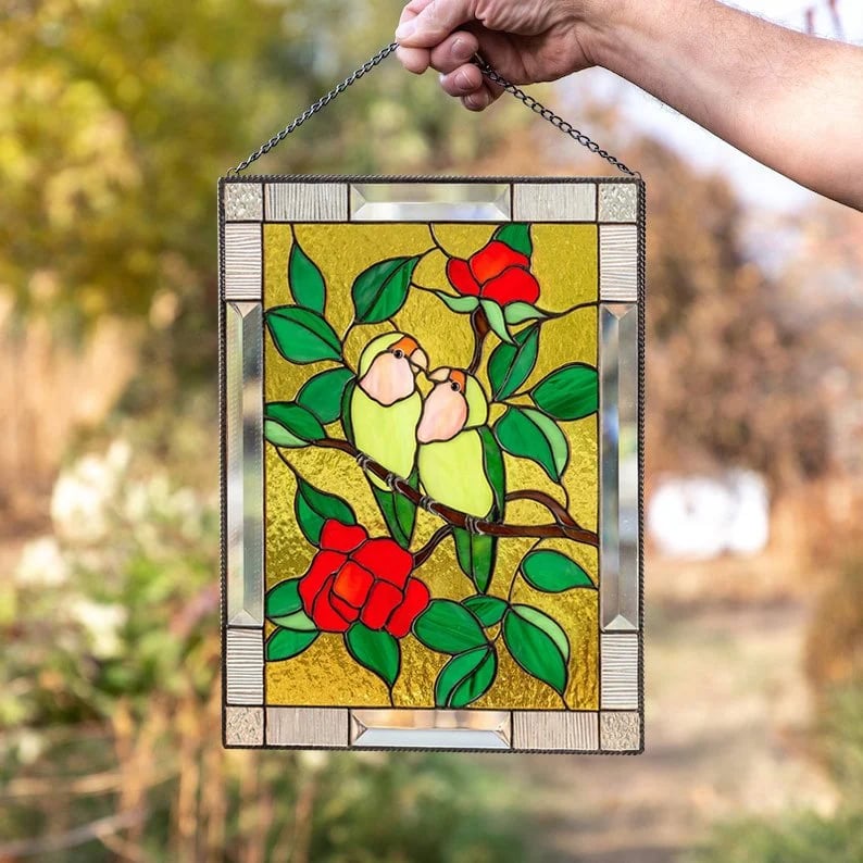 Buntglasvögel auf Fensterpaneel