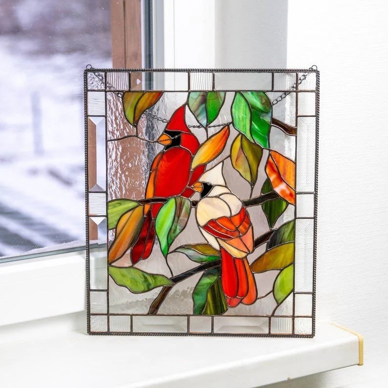 Buntglasvögel auf Fensterpaneel
