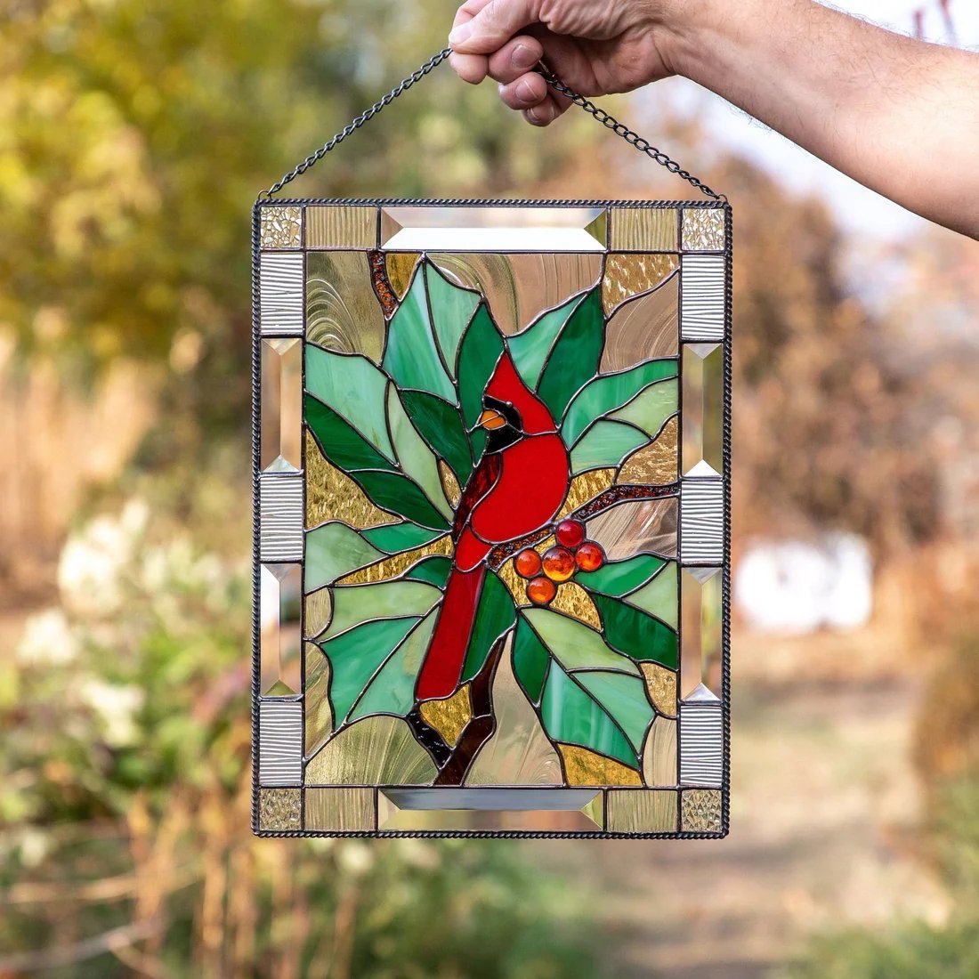 Buntglasvögel auf Fensterpaneel