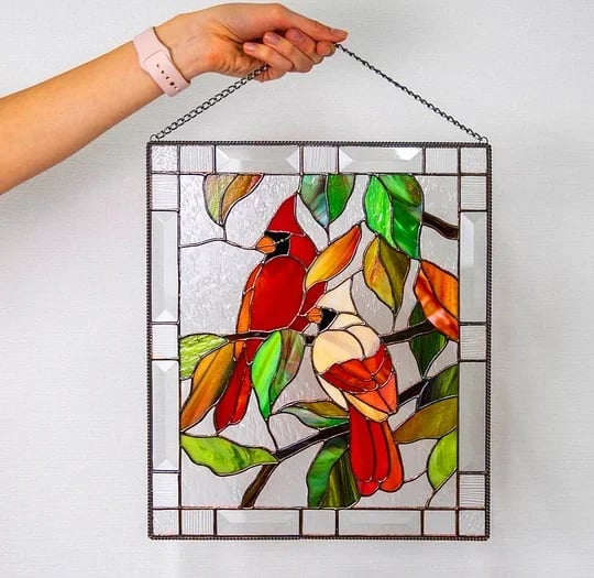 Buntglasvögel auf Fensterpaneel